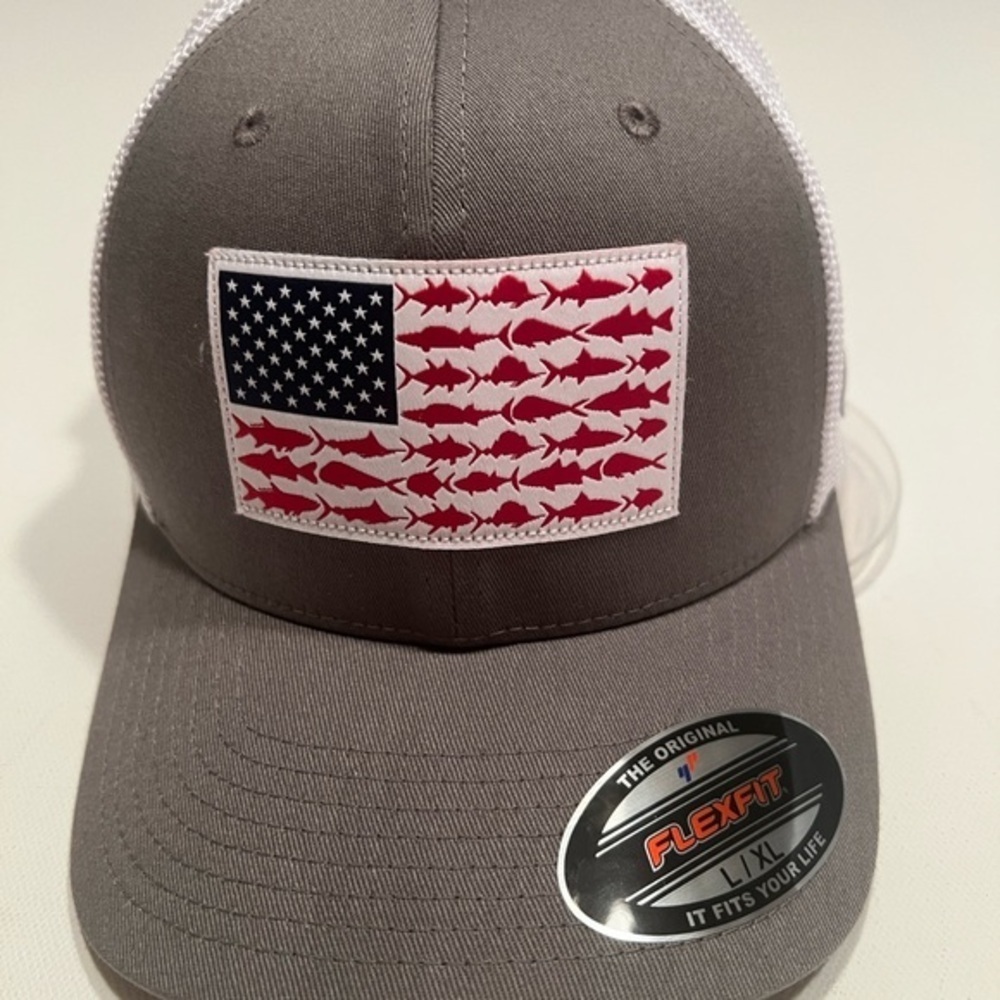 NWT columbia ‎ PFG Gray and White Flexfit Cap with Fish Flag Design🔥🔥 (D1)